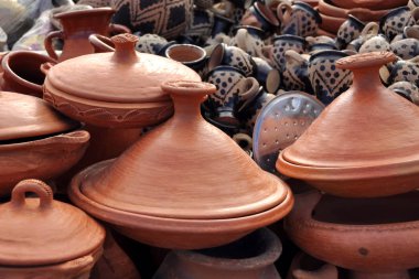 Geleneksel seramikler. Kırmızı-kil tagines ve diğer seramik yemekleri. Meknes'te açık hava pazarı. Fas.