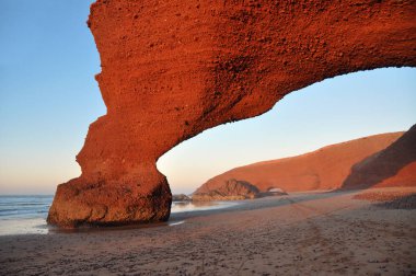 Sidi Ifni kasabasının yakınında, Legzira sahilinde 