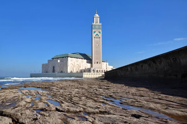 Düşük gelgit sırasında Hassan 2 camigörünümü. Casablanca. Fas. Kuzey Afrika.