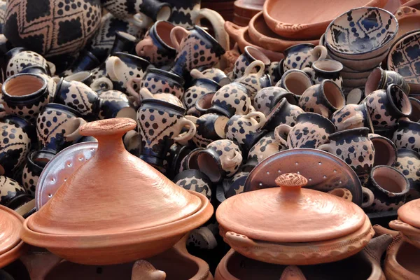 Meknes açık pazarda geleneksel seramik ve tagines. Fas.