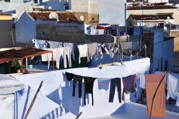 Giysiler geleneksel evlerin çatılarında kurutulur-riads. Mavi Chefchaouen kasabasının manzarası. Fas. Kuzey Afrika.