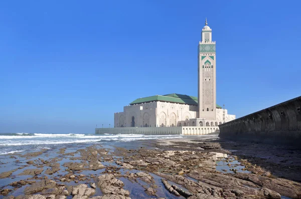 Kazablanka'nın gezinti si. Hasan 2 Camii'nin görünümü. Fas.