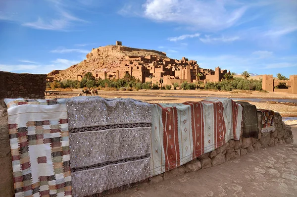 Gün batımında Ait Benhaddou kasbah görünümü. Ouarzazate. Fas.