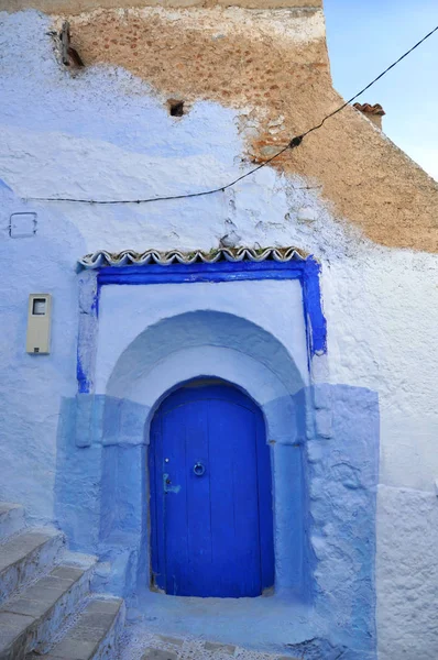 Geleneksel mavi kapı. Medina Chefchaouen. Fas. Kuzey Afrika.