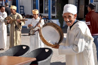 Geleneksel beyaz giysiler ve türbanlı sokak müzisyenleri doğu enstrümanlarında çalıyorlar. Eski şehir. Essaouira. Fas. 10 Ocak 2013.