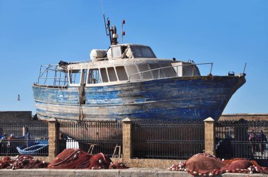 Kaygan yolda eski bir balıkçı teknesi. Essaouira'daki balıkçı limanı. Fas. Afrika.