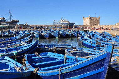 Ünlü balıkçı mavisi tekneler. Essaouira.Fas limanı. Seçici odaklama.