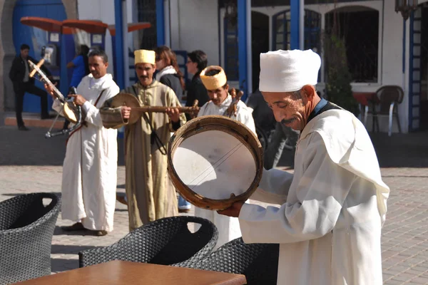 Geleneksel beyaz giysiler ve türbanlı sokak müzisyenleri doğu enstrümanlarında çalıyorlar. Eski şehir. Essaouira. Fas. 10 Ocak 2013.
