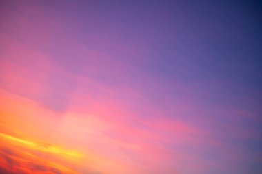 Güzel, lüks, yumuşak turuncu altın bulutlar ve mavi gökyüzünde güneş ışığı arka plan için mükemmel, akşam, Alacakaranlık, büyük boy, yüksek çözünürlüklü manzara fotoğrafı, savana manzarası