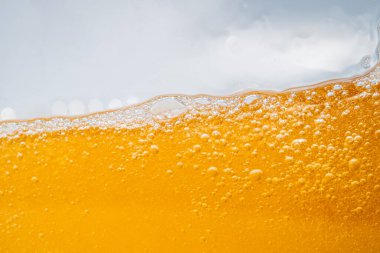 Bir çocuğun ağzını kapat. Diş eti kanaması, diş kaybını ve diş sağlığını temsil eden kayıp bir dişi göster., 