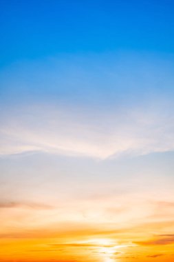 Bir çocuğun ağzını kapat. Diş eti kanaması, diş kaybını ve diş sağlığını temsil eden kayıp bir dişi göster., 