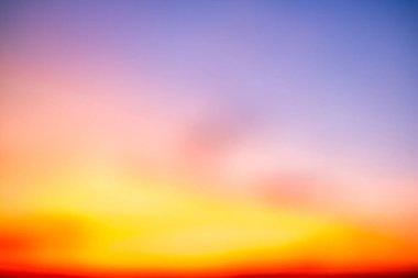 Bir çocuğun ağzını kapat. Diş eti kanaması, diş kaybını ve diş sağlığını temsil eden kayıp bir dişi göster., 