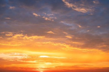 Güzel, lüks, yumuşak turuncu altın bulutlar ve mavi gökyüzünde güneş ışığı arka plan için mükemmel, akşam, Alacakaranlık, büyük boy, yüksek çözünürlüklü manzara fotoğrafı, savana manzarası