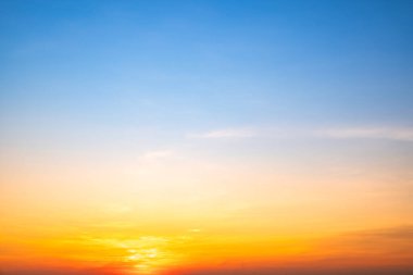 Güzel, lüks, yumuşak turuncu altın bulutlar ve mavi gökyüzünde güneş ışığı arka plan için mükemmel, akşam, Alacakaranlık, büyük boy, yüksek çözünürlüklü manzara fotoğrafı, savana manzarası