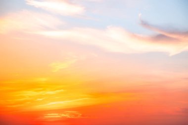 Güzel, lüks, yumuşak turuncu altın bulutlar ve mavi gökyüzünde güneş ışığı arka plan için mükemmel, akşam, Alacakaranlık, büyük boy, yüksek çözünürlüklü manzara fotoğrafı, savana manzarası