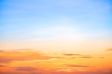 Güzel, lüks, yumuşak turuncu altın bulutlar ve mavi gökyüzünde güneş ışığı arka plan için mükemmel, akşam, Alacakaranlık, büyük boy, yüksek çözünürlüklü manzara fotoğrafı, savana manzarası