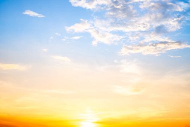 Güzel, lüks, yumuşak turuncu altın bulutlar ve mavi gökyüzünde güneş ışığı arka plan için mükemmel, akşam, Alacakaranlık, büyük boy, yüksek çözünürlüklü manzara fotoğrafı, savana manzarası