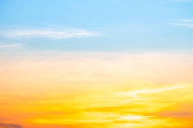 Güzel, lüks, yumuşak turuncu altın bulutlar ve mavi gökyüzünde güneş ışığı arka plan için mükemmel, akşam, Alacakaranlık, büyük boy, yüksek çözünürlüklü manzara fotoğrafı, savana manzarası