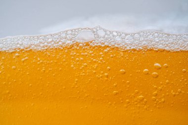 Parlak portakal yağını veya birayı kapat doku ve doğa dalgaları, güzel dalgalar eğrisi ve grafik tasarım ve arka plan için pürüzsüz küçük kabarcıklar, yağlı baloncuklar, yumuşak bira kabarcıkları, seçici odaklanma