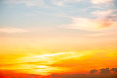 Güzel, lüks, yumuşak turuncu altın bulutlar ve mavi gökyüzünde güneş ışığı arka plan için mükemmel, akşam, Alacakaranlık, büyük boy, yüksek çözünürlüklü manzara fotoğrafı, savana manzarası