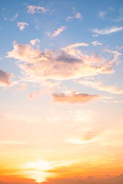 Güzel, lüks, yumuşak turuncu altın bulutlar ve mavi gökyüzünde güneş ışığı arka plan için mükemmel, akşam, Alacakaranlık, büyük boy, yüksek çözünürlüklü manzara fotoğrafı, dikey