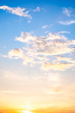 Güzel, lüks, yumuşak turuncu altın bulutlar ve mavi gökyüzünde güneş ışığı arka plan için mükemmel, akşam, Alacakaranlık, büyük boy, yüksek çözünürlüklü manzara fotoğrafı, dikey