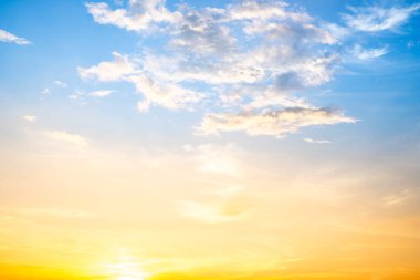 Güzel, lüks, yumuşak turuncu altın bulutlar ve mavi gökyüzünde güneş ışığı arka plan için mükemmel, akşam, Alacakaranlık, büyük boy, yüksek çözünürlüklü manzara fotoğrafı, savana manzarası