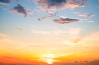 Güzel, lüks, yumuşak turuncu altın bulutlar ve mavi gökyüzünde güneş ışığı arka plan için mükemmel, akşam, Alacakaranlık, büyük boy, yüksek çözünürlüklü manzara fotoğrafı, savana manzarası