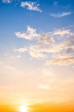 Güzel, lüks, yumuşak turuncu altın bulutlar ve mavi gökyüzünde güneş ışığı arka plan için mükemmel, akşam, Alacakaranlık, büyük boy, yüksek çözünürlüklü manzara fotoğrafı, dikey