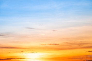 Güzel, lüks, yumuşak turuncu altın bulutlar ve mavi gökyüzünde güneş ışığı arka plan için mükemmel, akşam, Alacakaranlık, büyük boy, yüksek çözünürlüklü manzara fotoğrafı, savana manzarası