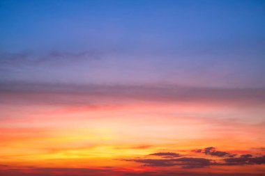 Gökyüzü, güzel gün batımı manzarası, lüks, yumuşak, turuncu altın bulutlar ve mavi dramatik gökyüzünde güneş ışığı arka plan, sabah, akşam, Alacakaranlık, iklim değişikliği, yatay gün batımı fotoğrafı için mükemmel.