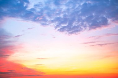 Gökyüzü, güzel gün batımı manzarası, lüks, yumuşak, turuncu altın bulutlar ve mavi dramatik gökyüzünde güneş ışığı arka plan, sabah, akşam, Alacakaranlık, iklim değişikliği, yatay gün batımı fotoğrafı için mükemmel.