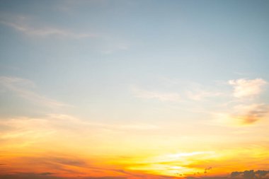 Güzel, lüks, yumuşak turuncu altın bulutlar ve mavi gökyüzünde güneş ışığı arka plan için mükemmel, akşam, Alacakaranlık, büyük boy, yüksek çözünürlüklü manzara fotoğrafı, savana manzarası