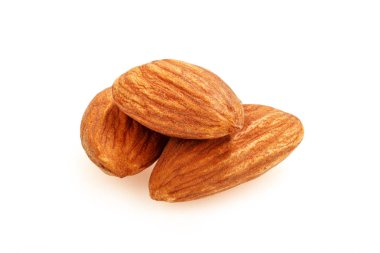 Badem fındık beyaz arka plan üzerinde izole grubudur. Fieldm tam derinliği.