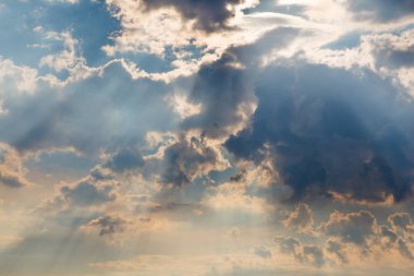 Fırtınalı bulutlu dramatik gökyüzü.