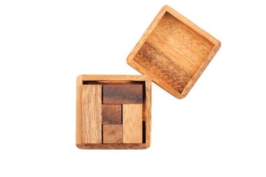 Bir küp, mantıksal oyunu ahşap bir bulmaca var. Beyaz arka plan üzerinde izole. Yakın çekim.