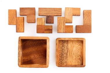 Bir küp, mantıksal oyunu ahşap bir bulmaca var. Beyaz arka plan üzerinde izole. Yakın çekim.