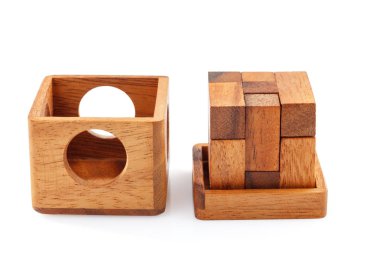 Bir küp, mantıksal oyunu ahşap bir bulmaca var. Beyaz arka plan üzerinde izole. Yakın çekim.