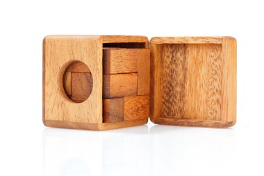 Bir küp, mantıksal oyunu ahşap bir bulmaca var. Beyaz arka plan üzerinde izole. Yakın çekim.