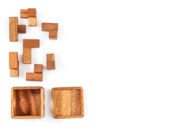 Bir küp, mantıksal oyunu ahşap bir bulmaca var. Beyaz arka plan üzerinde izole. Yakın çekim.