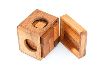 Bir küp, mantıksal oyunu ahşap bir bulmaca var. Beyaz arka plan üzerinde izole. Yakın çekim.