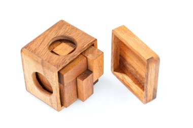 Bir küp, mantıksal oyunu ahşap bir bulmaca var. Beyaz arka plan üzerinde izole. Yakın çekim.