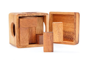 Bir küp, mantıksal oyunu ahşap bir bulmaca var. Beyaz arka plan üzerinde izole. Yakın çekim.