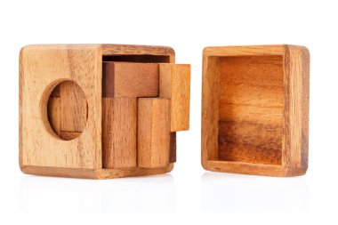 Bir küp, mantıksal oyunu ahşap bir bulmaca var. Beyaz arka plan üzerinde izole. Yakın çekim.