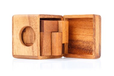 Bir küp, mantıksal oyunu ahşap bir bulmaca var. Beyaz arka plan üzerinde izole. Yakın çekim.