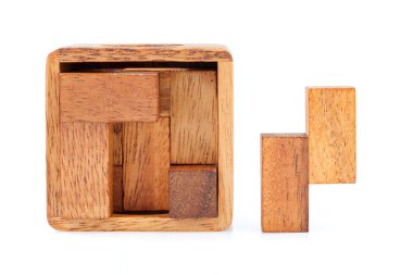 Bir küp, mantıksal oyunu ahşap bir bulmaca var. Beyaz arka plan üzerinde izole. Yakın çekim.