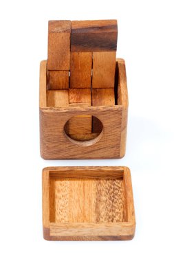 Bir küp, mantıksal oyunu ahşap bir bulmaca var. Beyaz arka plan üzerinde izole. Yakın çekim.