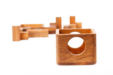 Bir küp ahşap bulmacasıdır. Beyaz arka plan üzerinde izole. Yakın çekim.