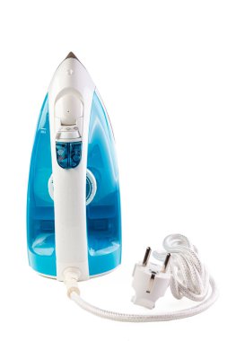 Elektrik ütüsü izole edilmiş beyaz arka planda duruyor. Metnin ya da imzan için boş yer var.