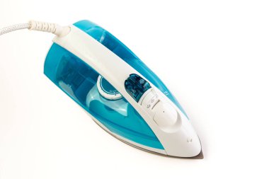 Elektrik ütüsü izole edilmiş beyaz arka planda duruyor. Metnin ya da imzan için boş yer var.